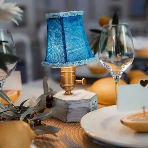 Tischdekoration mit blauer Tischleuchte, Blumen und elegantem Gedeck im SchlossFUN