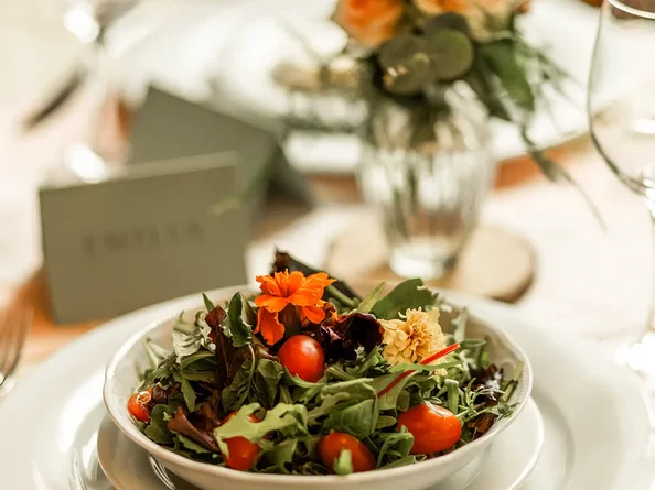 Frischer Salat mit Tomaten und essbaren Blüten beim Hochzeitscatering im SchlossFUN Seeburg