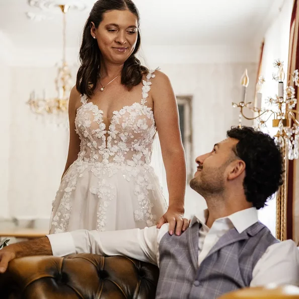 Brautpaar in Hochzeitskleidung im stilvollen Ambiente von SchlossFUN Seebur