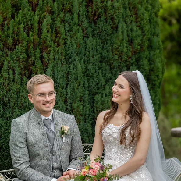 Brautpaar während der freien Trauung im Garten von SchlossFUN Seeburg