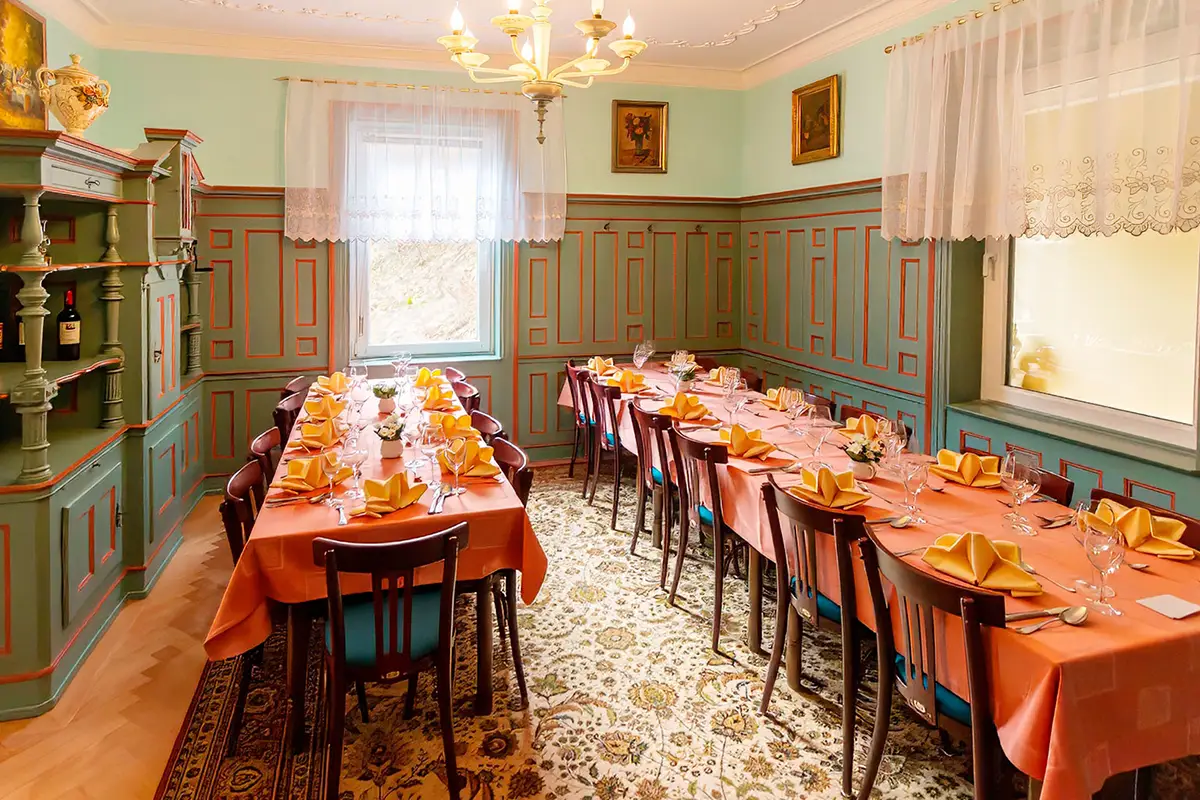 Grüner Gastraum im SchlossFUN