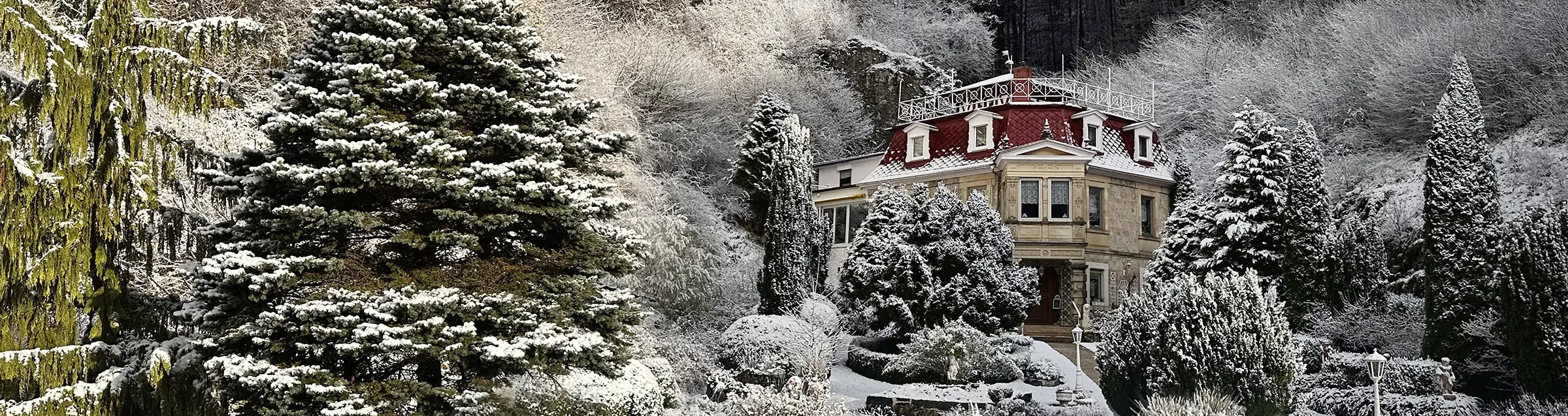 Verschneites SchlossFUN Seeburg mit beleuchtetem Schloss und winterlichem Garten